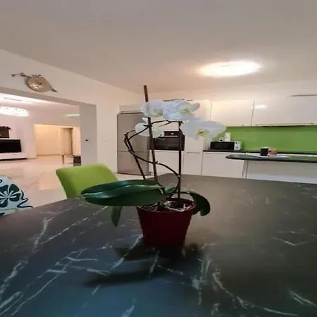Luxury Ani - Three Bedroom With Terrace And Swimming Pool