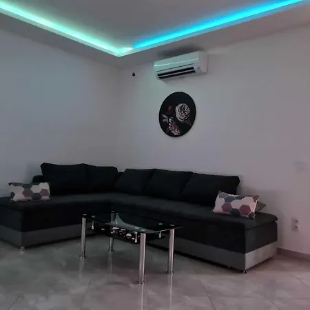 Luxury Ani - Three Bedroom With Terrace And Swimming Pool