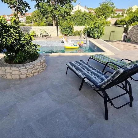 Apartment Luxury Ani - Three Bedroom With Terrace And Swimming Pool